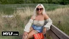 Reproducir Rubia campestre con cuerpo tatuado y perforado, la pequeña louise babea sobre la polla de un extraño - mylf