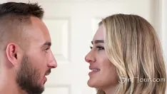 تشغيل سخيف زوجة الجيران في حوض السباحة - إيلا ريس
