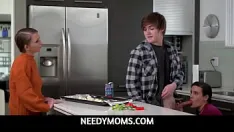 চালান Needymoms-stepmom পেনি নাপিত স্টেপসন টাইলার ক্রুজকে কাঁচা ময়দার একটি ক্যান চোদাতে ধরে এবং তাকে সাহায্য করে