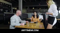 চালান Anytime4k - বিনামূল্যে ব্যবহার করা ওয়েট্রেস তার প্রিয় গ্রাহকদের জন্য যেকোন সময় যৌন হয় - কেনজি অ্যান, লেদা লোথারিয়া