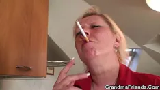 播放 两个修理工他妈的大奶老奶奶