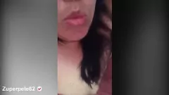 Jouer Hot Latina se masturbe et reçoit une éjaculation sur le visage
