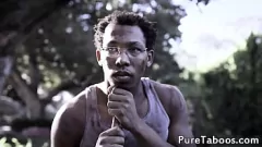 Redare O adolescentă drăguță de 19 ani împlinește fetișul cu creampie interracială
