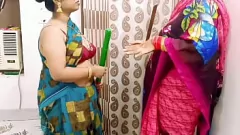 Reproduzir Sexo a três indiano gostoso: esposa Desi, empregada doméstica e meia-irmã excitada