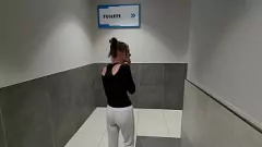 Oynat Petite MILF Umumi Tuvalette Büyük Bir Kesilmemiş Yarağa Karşı Koyamaz - Creampie Finish