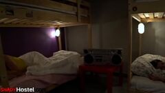 Oynat Hostel orgy: Şanslı adam, traşlı kedi sürtükleri ile pis bir üçlü içinde kenarlı alır
