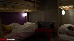 Oynat Hostel orgy: Şanslı adam, traşlı kedi sürtükleri ile pis bir üçlü içinde kenarlı alır
