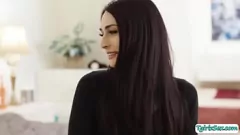 Reproducir El tipo recto es arado por el tatuado Shemale Khloe Kay