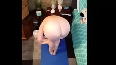 Jouer Fantasie du yoga du matin: gros seins et cul parfait avec Vee