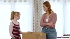 播放 纹身的摩洛伊斯兰解放阵线和小的继女共享强烈的女同性恋纽带会议