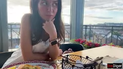 تشغيل المراهق المفلس يحصل على شقي في الأماكن العامة في الموعد الأول