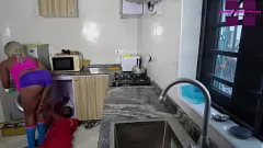 Reproducir Arreglar el microondas de mi vecino se convierte en una sesión de porno humeante con sexy adolescente Ebony