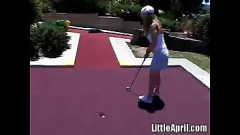 Afspelen Petite Blonde Teen 'Little April' bevalt zichzelf buitenshuis