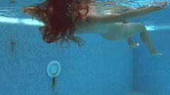 Jouer Stephanie Moon: Fumer Hot Russian Pornstar dans le sexe public au bord de la piscine