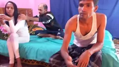 Jouer Horny Teen Popy Khatun save deux bites dures dans un trio rugueux