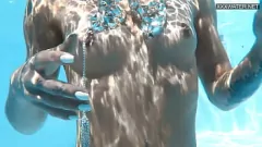 Putar Hongaria Pornstar Zazie Skymm Naked Swim & Poolside Fuck