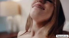 Odtwórz Zajunki T-Girl udostępniają dużego kutasa macocha Shemale