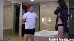 Afspelen Ballbusting POV: onderdanige man wordt gedomineerd door big-tusted femdom