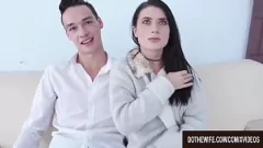 播放 杜鹃丈夫看着妮可·布莱克的紧密屁股被摧毁