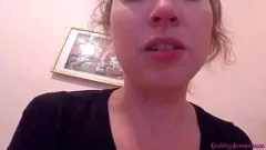 Riproduci Sexy MILF bruna si stuzzica il naso e condivide le caccole con te