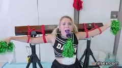 播放 被送进精神病院：顽皮的金发女郎在特别的 BDSM 会议上与混蛋玩耍
