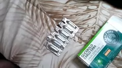再生 油っぽい座薬がバイブレーターでぽっちゃりブロンドの肛門を突き上げる
