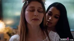 Reproduzir Veja como a peituda Bunny Colby, uma deslumbrante estrela pornô, se entrega a uma apaixonada sessão de sexo lésbico com o jovem e gostoso adolescente Alex Coal. O dia desta noiva dá uma guinada selvagem com lambidas intensas e prazer oral.