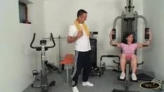 Riproduci La signorina fa esercizi ginnici sulla tavola e il vecchio ragazzo sporco gli fa entrare il suo sashay e se la scopa # 1