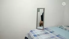 تشغيل اليوتيوب اللذيذ يشاهد قطها الصغير