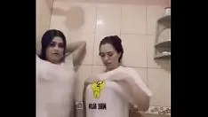 Redare Doi bebeluși fierbinți sub duș