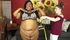 Reproducir Amynah sonada por una falda blanca apretada