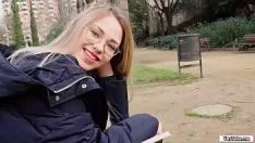 Redare Bebeluşul rus suge un pantof de gumă pentru bani